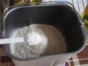 面粉称量好，加入奶粉和糖