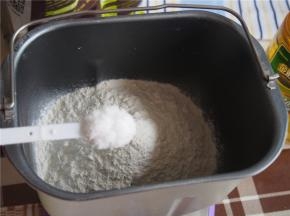 面粉称量好，加入奶粉和糖