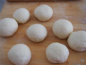 发酵好的面团排气，分成等量的小面团后静置10分钟