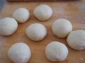 发酵好的面团排气，分成等量的小面团后静置10分钟