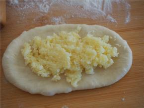 取一块面团擀成椭圆形，放入椰蓉馅