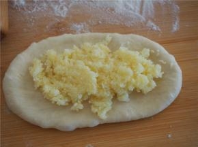 取一块面团擀成椭圆形，放入椰蓉馅