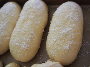 撒上适量椰蓉。烤箱预热180度，中层，上下火20分钟左右，至表面颜色金黄即可