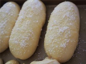 撒上适量椰蓉。烤箱预热180度，中层，上下火20分钟左右，至表面颜色金黄即可