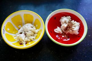 分出来两个30克的面团另放于小碗，分别加入红曲粉和可可粉，如图所示