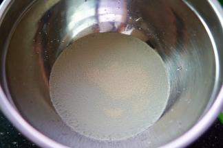干净的盆内倒入清水，搅拌均匀放酵母静置5分钟