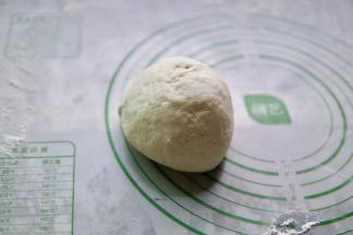 发酵好的面团，放在不沾板上排气
