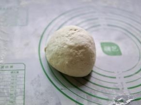 发酵好的面团，放在不沾板上排气