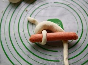 再把下面的面团穿过去，看着有点像锁住香肠的意思。文字难叙述，看图就容易理解了