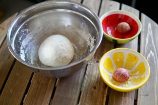 三个面团都揉成光滑的面团，也就是俗称的三光，盆光，面光，手光即可