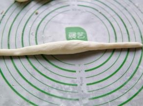 取一块面团，搓长，如图所示，中间胖，两头瘦