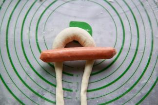 把搓长的面团摆成如图的锁形，也是一个倒