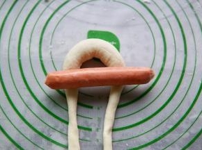 把搓长的面团摆成如图的锁形，也是一个倒