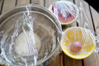 盖保鲜膜开始发酵，发酵时间大概是30分钟（天气暖和时间比较短，冬天大概需要一个小时）