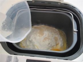 加入清水，揉至光滑后，加入黄油揉至出膜，发酵至2倍大