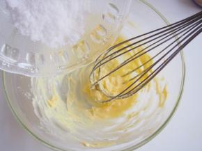 黄油切小块软化，略微打发后加入糖，打至蓬松