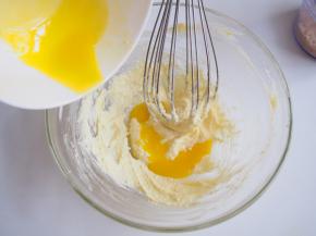 加入蛋黄混合均匀
