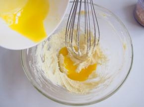 加入蛋黄混合均匀