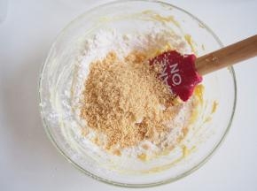 加入花生粉，切拌均匀