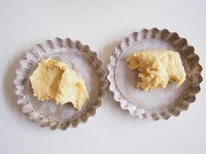 派盘抹上一层黄油，撒上薄薄一层低筋面粉，将多余面粉抖出。将一半混合好的面糊放入派盘中