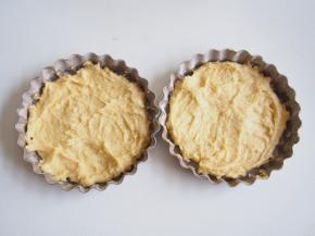 将派盘中的面糊轻轻抹平整