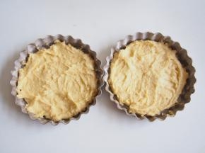 将派盘中的面糊轻轻抹平整