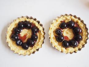 将剩余的面糊装入裱花袋中，沿着派盘周围挤一圈，将樱桃摆放进去