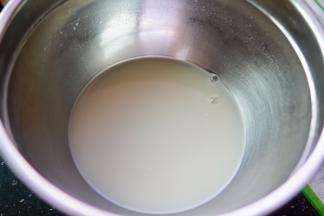 如图，酵母完全溶于水。