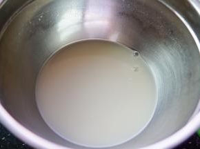 如图，酵母完全溶于水。