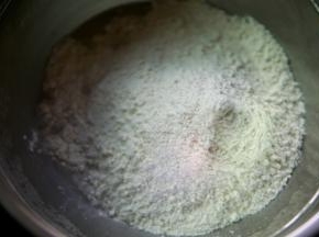 放入面粉和糖