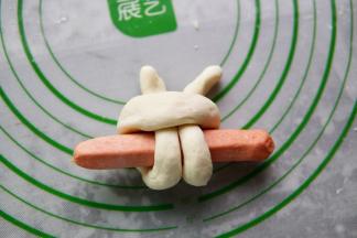 再把另外一根面团也穿过去，兔子的雏形就出来了对不对