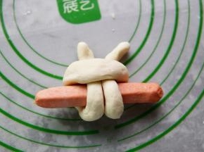再把另外一根面团也穿过去，兔子的雏形就出来了对不对
