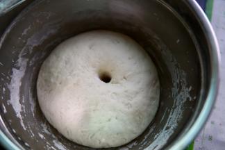 发酵至两倍大，（发酵不能看时间要看状态大小，用手指沾面粉戳面团不凹塌不回缩即可）