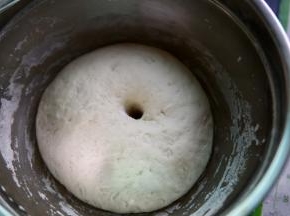 发酵至两倍大，（发酵不能看时间要看状态大小，用手指沾面粉戳面团不凹塌不回缩即可）