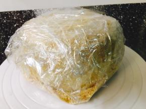 用保鲜膜包裹起来，冷藏定型4小时以上