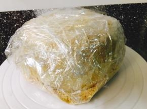 用保鲜膜包裹起来，冷藏定型4小时以上