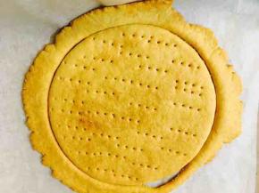 烤完将边收集起来，面饼放置降温，热的时候比较软，凉了就脆了