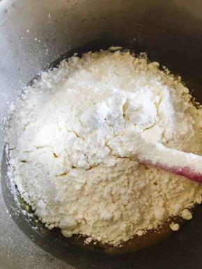 筛入面粉，搅拌均匀，如果要做可可味道的，这里加20克可可粉，原味则不加