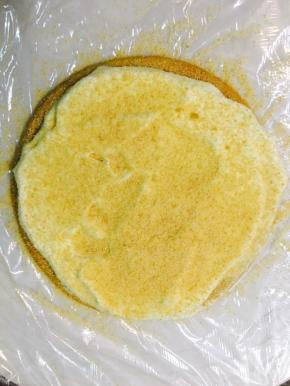 将淡奶油打发，加入充分软化的黄油和炼乳，底下放置保鲜膜，放一个饼皮，涂一层奶油，筛上一层饼边碎