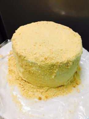 最后表面和侧面则要筛上饼边碎