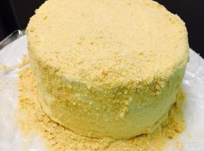 最后表面和侧面则要筛上饼边碎