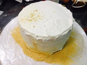 最后一层饼皮放置完成后，表面涂抹淡奶油，不用抹的太整齐