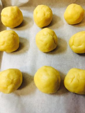 冷藏后，分成八份，滚圆。