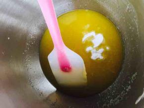 加入小苏打，不停搅拌。关火停止加热，黄油颜色会变浅