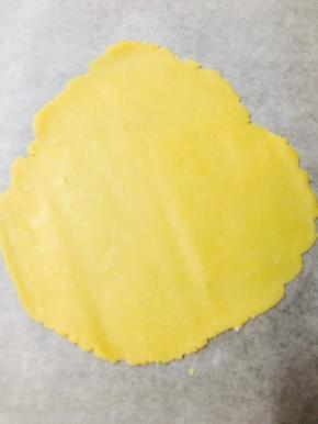 取一张油纸，将一个圆面团擀成片状