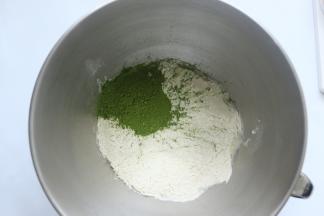 把除去酵母，黄油外的材料，放入厨师机桶里