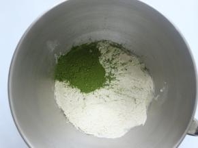 把除去酵母，黄油外的材料，放入厨师机桶里