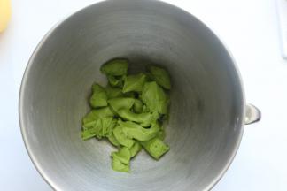 静置好的面团，用剪刀剪成一小块的放在厨师机桶里面，（放冰箱冷藏静置的话，需要拿出来回温一下再放酵母）