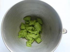 静置好的面团，用剪刀剪成一小块的放在厨师机桶里面，（放冰箱冷藏静置的话，需要拿出来回温一下再放酵母）