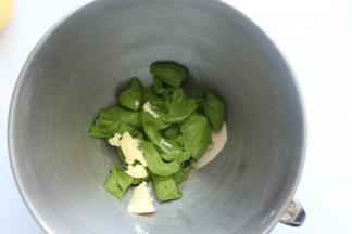 然后再加放软化好的黄油和酵母